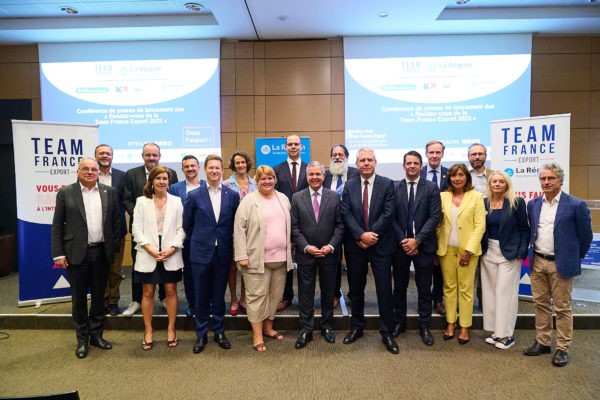 Les partenaires présents lors de la conférence de presse du 21 septembre 2023. En jaune à droite de l'image, Mme Catherine Laforêt, conseillère régionale et présidente du GIP RESACOOP.